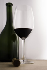 Corcho con fondo botella y copa de vino