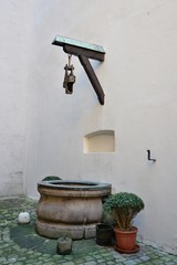 Alter Ziehbrunnen in Nürnberg an einer Mauer