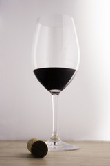 Corcho con copa de vino de fondo