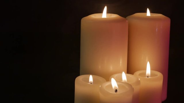 conjunto de velas encendidas para decoraci&oacute;n