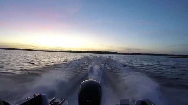 Лодка плывущая в закате