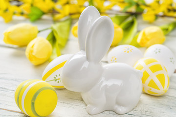 Osterdekoration in Gelbtönen