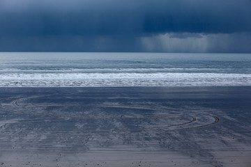 Plage sous l'orage
