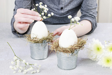 How to make floral arrangement with goose egg, chrysanthemum and hay, tutorial.