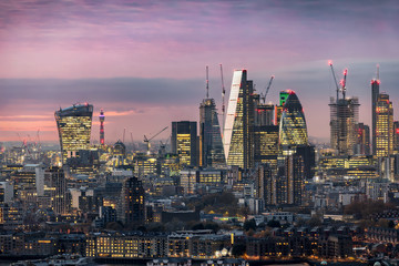 Die City von London am Abend nach Sonnenuntergang, Finanzzentrum und Sitz der Börse