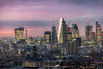 Poster Die City von London am Abend nach Sonnenuntergang, Finanzzentrum und Sitz der Börse © moofushi