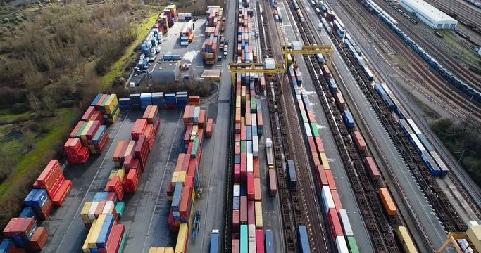  train de marchandise et voie ferr&eacute;e en vue ar&eacute;rienne 