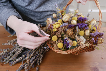 How to make autumn floral arrangement in wicker basket