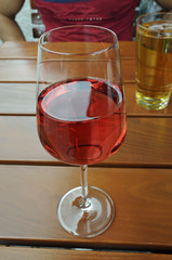 getränke in gläsern auf einem tisch