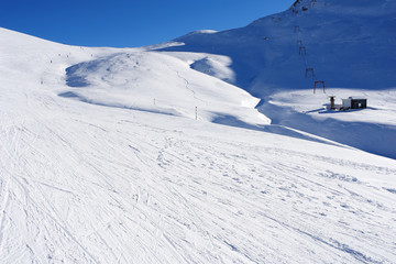 Fototapeta na wymiar A sunny day on the ski slopes of Sinaia in Romania.