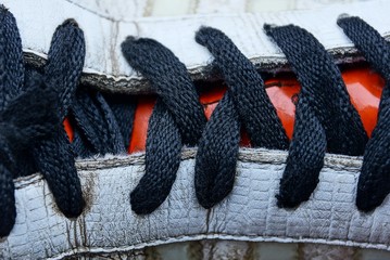 чёрные шнурки на цветном кожаном ботинке