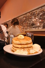4段パンケーキ。バニラアイスクリーム、ホイップクリーム、はちみつ、バターとともに。