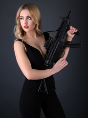 Fototapeta na wymiar Jeune belle femme tenant un pistolet 