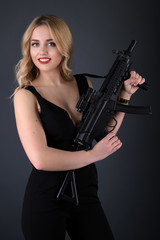 Fototapeta premium Jeune belle femme tenant un pistolet 