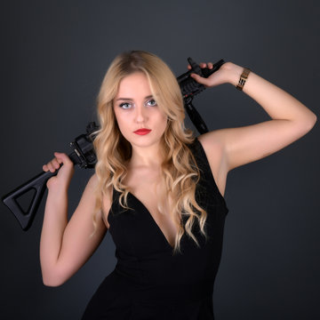 femme avec un pistolet 