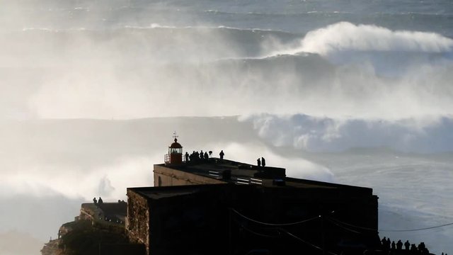 Vista do Farol da Nazar&eacute; no canh&atilde;o da Praia do Norte