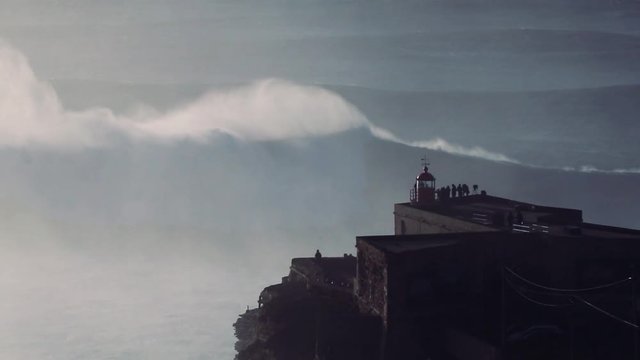 Vista do Farol da Nazar&eacute; no canh&atilde;o da Praia do Norte