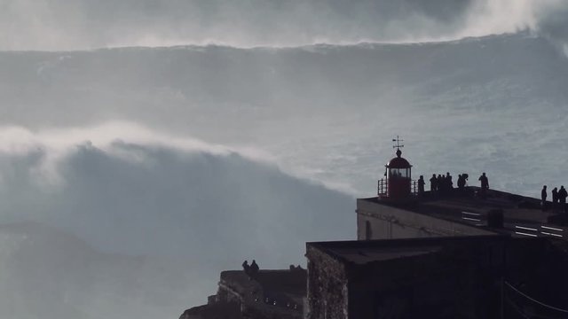 Vista do Farol da Nazar&eacute; no canh&atilde;o da Praia do Norte