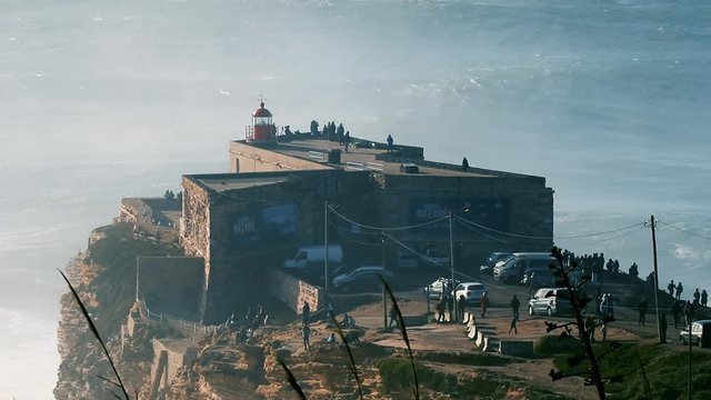 Vista do Farol da Nazar&eacute; no canh&atilde;o da Praia do Norte