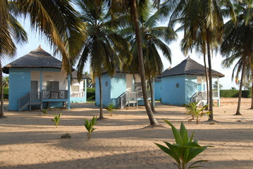 Palmiers et cabanes bleues en bords de mer vers Cotonou, bénin, Afrique