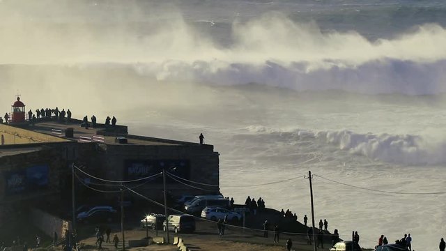 Vista do Farol da Nazar&eacute; no canh&atilde;o da Praia do Norte