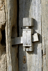 Bénin, porte d'habitation et serrure en bois vers Niongono