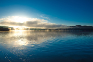 湖と朝日