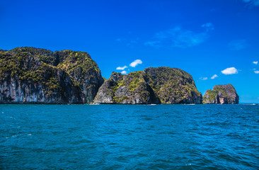 Obraz premium Cliffs and clear sea very near Phi Phi , Thailand