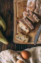 Нарезанный сдобный свежий хлеб на темном фоне