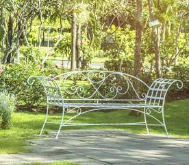 Fototapety  Krzesło ogrodowe na zewnątrz
