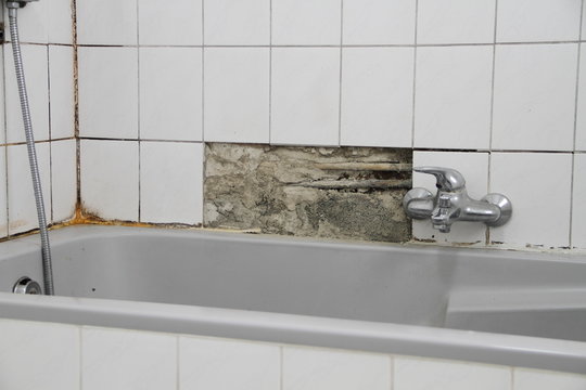 kaputten Fliesen an der Badewanne