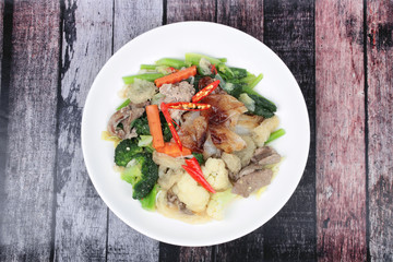 Fried big noodle with chicken and vegetables.