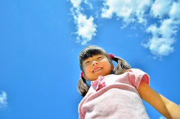 Fototapeta premium 青空で笑う女の子