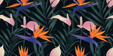 Dekokissen Nahtloses Muster, tropische Pflanzen, Paradiesvogelblume, rosa Anthurium und Palmblätter auf schwarzem Hintergrund © momosama