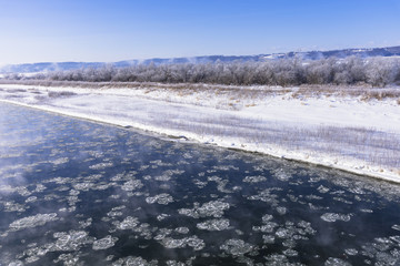 Obraz premium 利別川の霧氷と流れる氷