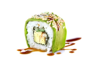 Fototapeten Sushi-Rolle über weißem Hintergrund. Sushi-Rolle mit Aal, Tofu, Gemüse und Avocado-Nahaufnahme. japanisches Essen © Subbotina Anna