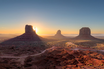 Fototapeta na wymiar Beautiful Monument valley at sunrise in Arizona