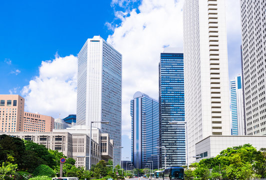 新緑のオフィス街　新宿副都心