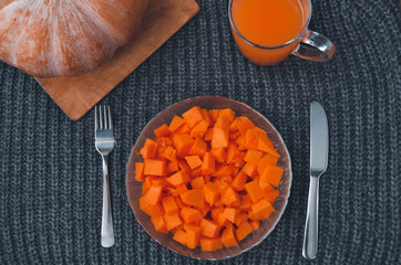 geschnittene Kürbis auf einem Teller