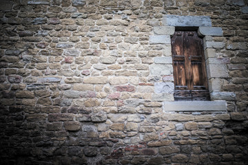 Muro in pietra con porta antica in legno