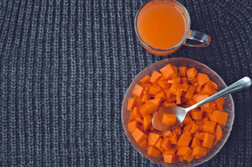 geschnittene Kürbis auf einem Teller