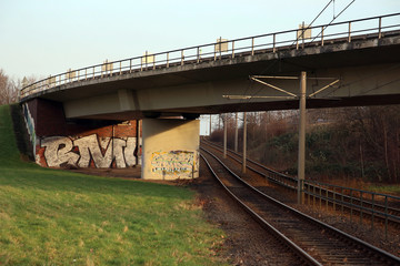 straßenbahnschienen und zubringer an der südbrücke