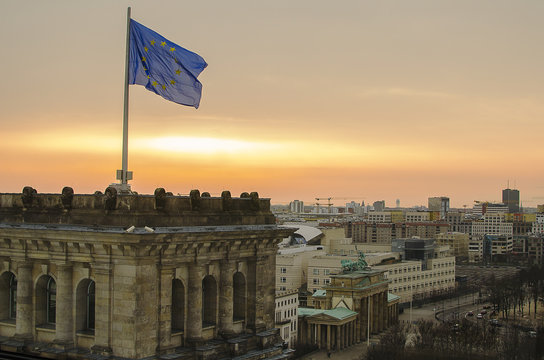 bandera europa sobre berl&iacute;n
