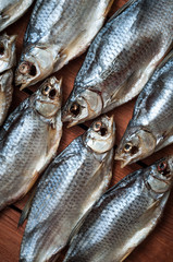 Сушеная рыба, на фоне деревянных досок