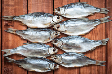 Сушеная рыба, на фоне деревянных досок