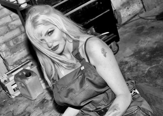 Blondine in einer KFZ-Werkstatt