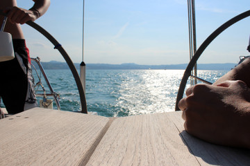 guidare barca a vela con il timone, vista sul mare dal tavolino