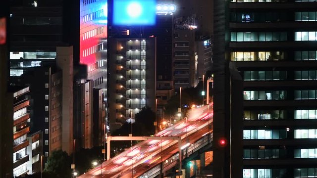 東京夜景　タイムラプス　高速道路とオフィスビル