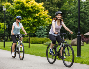 Obraz premium Healthy lifestyle - people riding bicycles in city park
