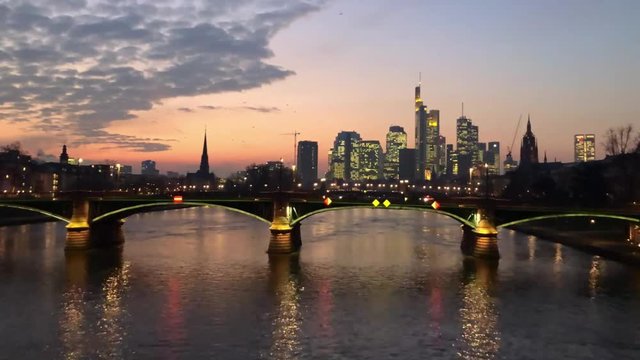 Frankfurt am Main, Skyline im Sonnenuntergang, Zeitraffer 